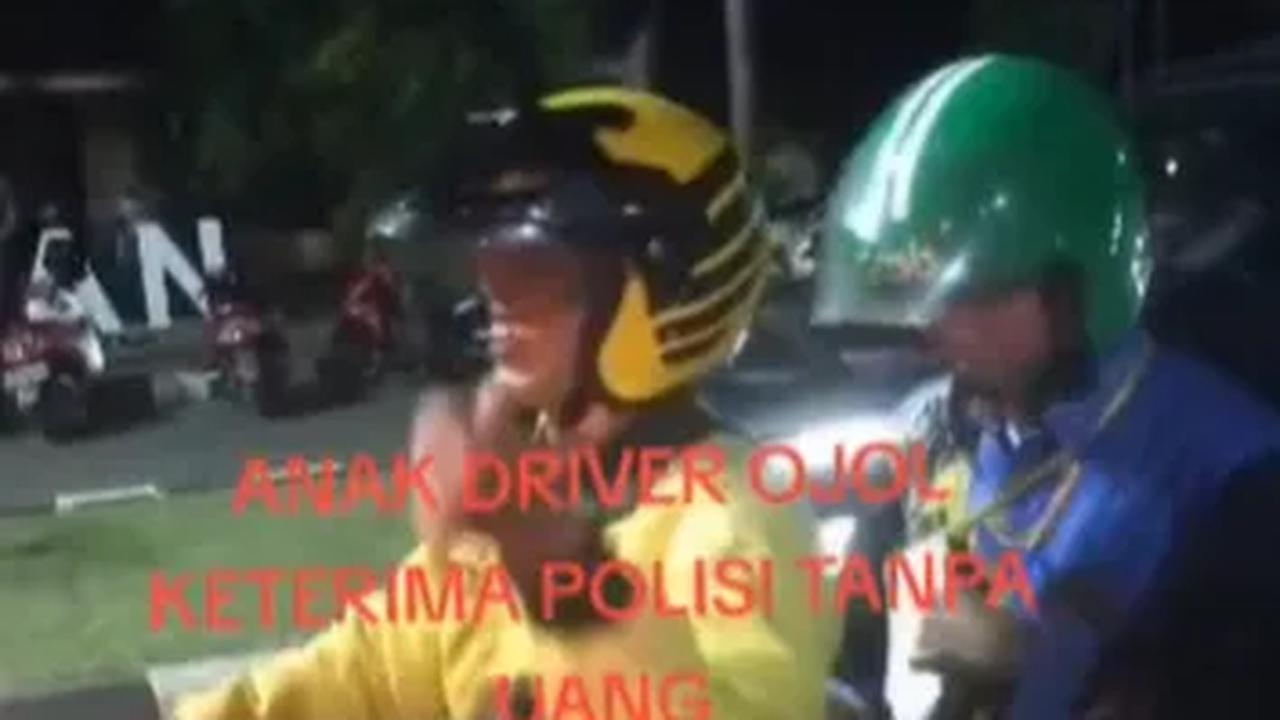 Rizqi hanya tersenyum di belakang ayahnya. Safrizal tak henti-hentinya memberitahukan semua orang anaknya lolos polisi tanpa biaya. 

"Anak saya calon polisi tanpa uang. Saya driver maxim anak saya calon polisi. Tidak bayar satu sen pun tidak bayar,"