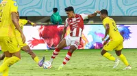 Penyerang Persis Solo, Ramadhan Sananta, saat berusaha menyepak bola ke gawang Persik Kediri pada laga pekan ke-25 BRI Liga 1 2023/2024 di Stadion Manahan, Solo, Sabtu (24/2/2023). (Bola.com/Radifa Arsa)