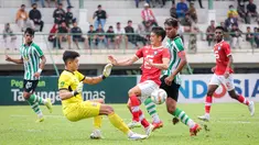 Kiper Deltras FC, Muhammad Bimasakti Andiko (dua kiri) berhasil menggagalkan serangan pemain Bekasi City, Akihiro Suzuki, dalam pertandingan perdana Grup Y 12 Besar Pegadaian Liga 2 2023/2024 yang berlangsung di Stadion Singaperbangsa, Karawang, Minggu (7/1/2023). (Bola.com/Bagaskara Lazuardi)