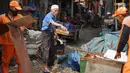 Petugas PPSU membongkar bangunan kios pedagang nasi kapau di Jalan Kramat Raya, Senen, Jakarta, Jumat (6/9/2019). Pembongkaran disebabkan adanya rencana revitalisasi trotoar di jalan tersebut. (Liputan6.com/Immanuel Antonius)