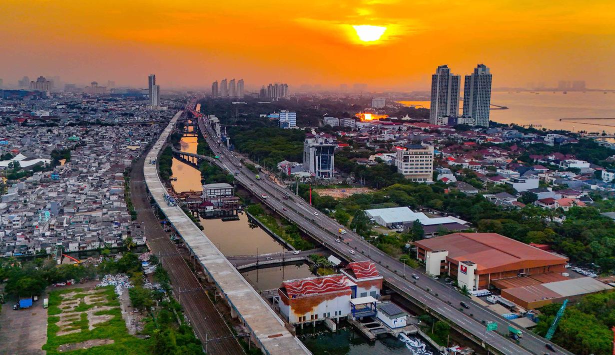 Foto udara memperlihatkan suasana pembangunan Jalan Tol Harbour Road II (HBR II) ruas Ancol Timur–Pluit di kawasan Ancol, Jakarta Utara, Senin (6/4/2026) sore WIB. Sebagai bagian dari upaya meningkatkan konektivitas di wilayah pesisir utara kota Jakarta, pengerjaan pembangunan jalan bebas hambatan atau tol Harbour Road II terus dikerjakan. (merdeka.com/Arie Basuki)