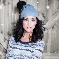 Ilustrasi rambut ikal memakai beanie. (purewow.com)
