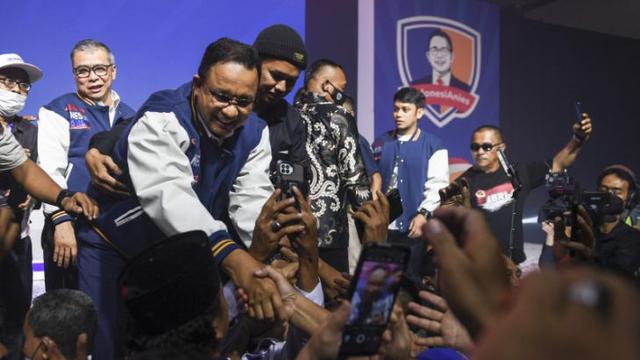 Anies Baswedan bersama tim Relawan IndonesiAnies. (Tim Relawan IndonesiAnies)
