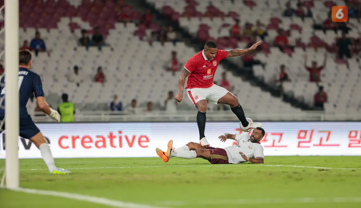 Antonio Valencia melompat untuk menghindari tekel pemain North London Legends dalam laga ekshibisi Champions Impact in Jakarta: The Rivalry Returns di Stadion Utama Gelora Bung Karno (SUGBK), Jakarta, Sabtu (10/10/2026). (KLY/Budy Santoso)