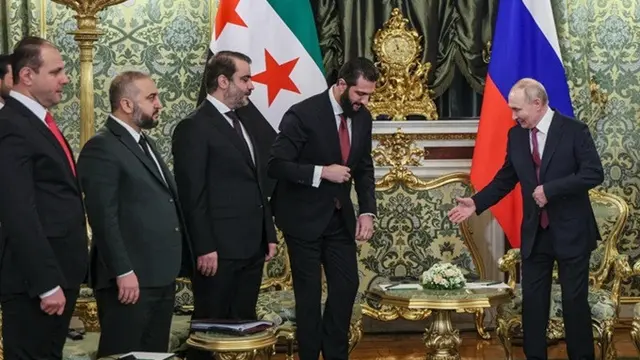 Presiden Rusia Vladimir Putin dan Presiden interim Suriah Ahmed al-Sharaa saat bertemu di Grand Kremlin, Moskow, Rusia pada Rabu (28/1/2026).