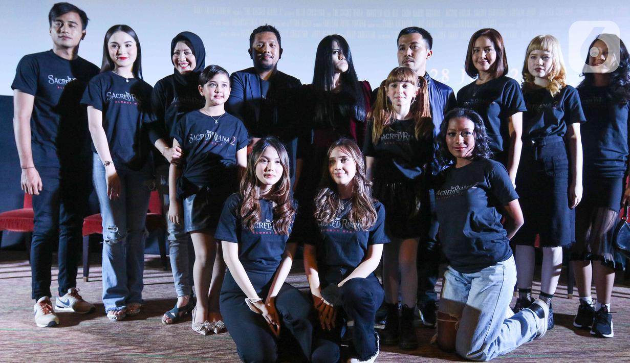 Pemeran film The Sacred Riana 2: Bloody Mary, Riana (belakang tengah) saat jumpa pers di Jakarta, Kamis (21/7/2022). Karya dari Billy Christian ini dibintangi oleh The Sacred Riana alias Riana Antoinette, Aisyah Aqilah, Armando Jordy, dan Shenina Cinnamon. (Liputan6.com/Herman Zakharia)