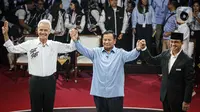 Tiga Calon Presiden, Ganjar Pranowo, Prabowo Subianto dan Anies Baswedan (kiri ke kanan) mengangkat tangan usai debat perdana Pilpres 2024 di halaman Gedung Komisi Pemilihan Umum (KPU), Selasa (12/12/2023). (Liputan6.com/Faizal Fanani)