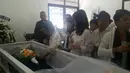 Teman dan kerabat memberi penghormatan terakhir pada Isam yang meninggal di Palembang, Sumatera Selatan kemarin pukul 07.45. (dok. Facebook)