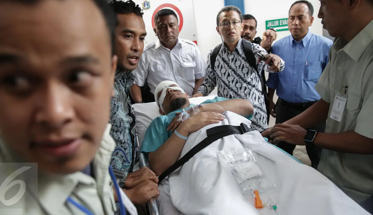 Penyidik KPK, Novel Baswedan tiba di RS Jakarta Eye Center (JEC), Menteng, Jakarta, Selasa (11/4). Sebelumnya Novel dirawat di RS Mitra Keluarga. (Liputan6.com/Faizal Fanani)
