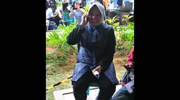 Selama mendampingi keluarga penumpang pesawat AirAsia, Walikota Risma tampil sederhana dan santai, Surabaya, Rabu (31/12/2014). (Liputan6.com/Johan Tallo)