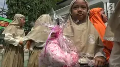 Para siswa SD ini melakukan aksi sosial dengan menjual mainan mereka dan menyumbangkan hasil penjualannya kepada korban bencana alam.
