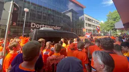 Para pendukung Belanda berkumpul di depan Stasiun Besar Dortmund, Rabu (10/7/2024). Lautan oranye sudah terlihat sejak pukul 15.00 waktu setempat atau 6 jam sebelum kick-off laga semifinal Euro 2024 antara Belanda menghadapi Inggris. (Bola.com/Gerendo Pradigdo)