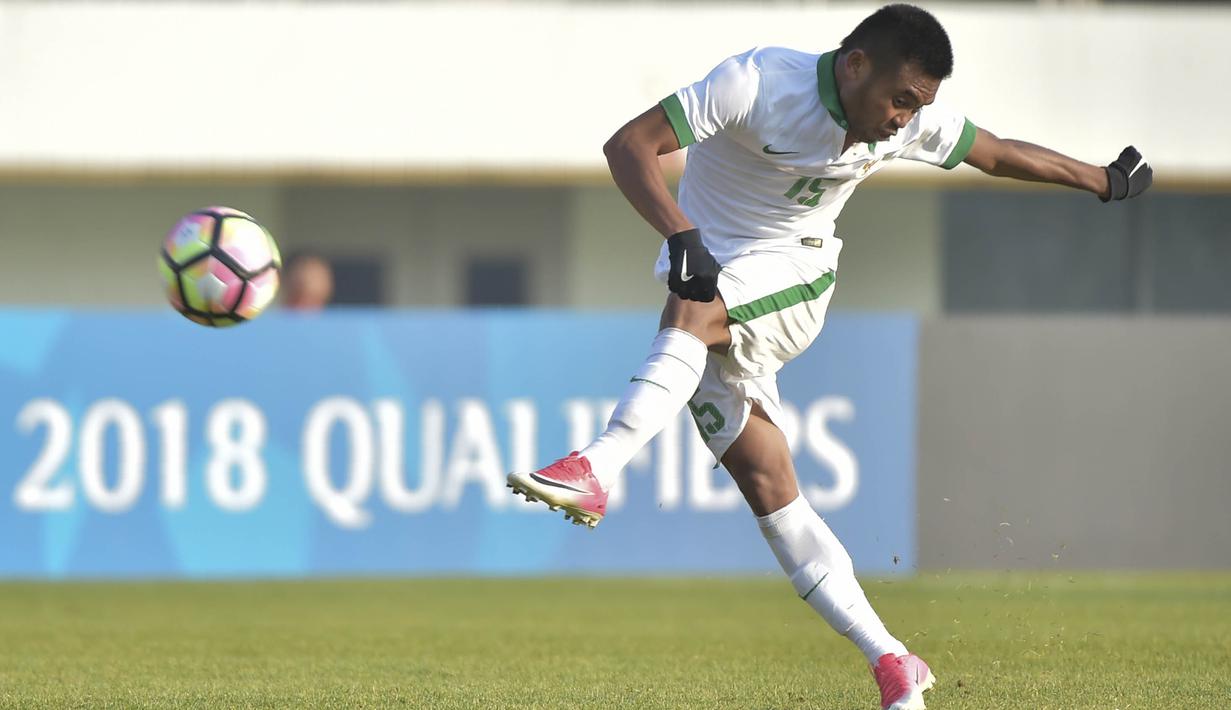 Gelandang Indonesia U-19, Saddil Ramdani, melepaskan tendangan ke gawang Korea Selatan (Korsel) pada kualifikasi Piala Asia U-19 2018 di Stadion Paju, Sabtu (4/11/2017). Korsel menang 4-0 atas Indonesia. (AFP/Kim Doo-Ho)