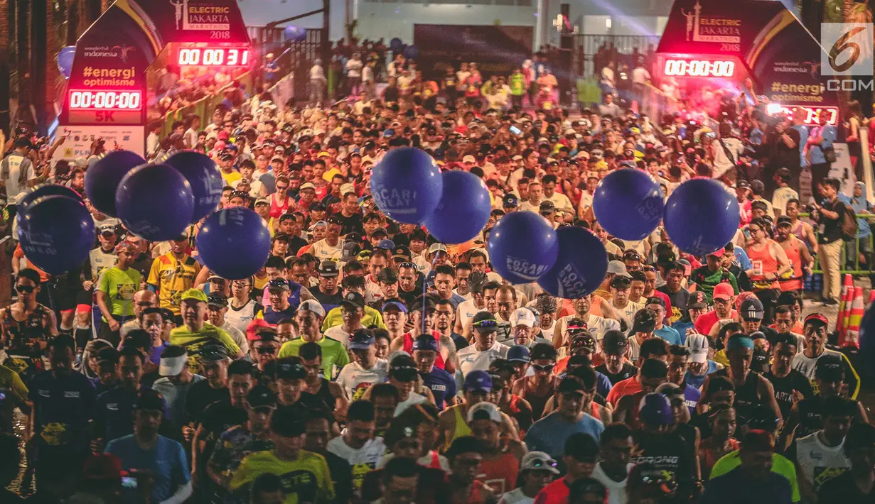 Ribuan pelari mengikuti Jakarta Marathon 2018 di Gelora Bung Karno, Jakarta, Minggu (28/10). Ada lima nomor lari, yakni marathon (42,195 km), half marathon (21 km), 10 K, 5K, dan maratoonz (lari untuk anak-anak). (Liputan6.com/Faizal Fanani)
