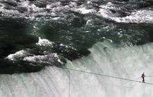 Lelaki ini berhasil lintasi Niagara lewat kawat baja