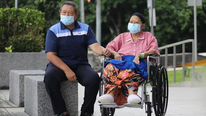 Ani Yudhoyono menikmati udara segar bersama SBY di luar ruang perawatan rumah sakit. (Foto: Dok. Anung Anindito)