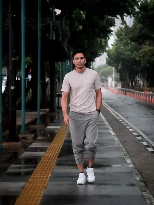 Suami Donna Agnesia ini mengaku tidak mengalami kenaikan berat badan tersebut. Pasalnya, ia tetap rajin berolahraga meski di rumah saja. Tujuannya agar kesehatan tetap terjaga dengan beraktivitas tersebut. (Instagram/darius_sinathrya)