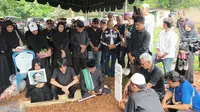 Karina Ranau Nyaris Pingsan di Pemakaman Epy Kusnandar: Sampai Ketemu Lagi, Jangan Berubah Ya