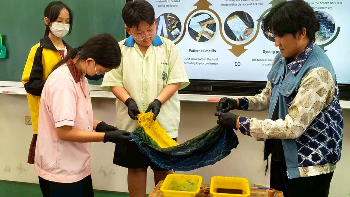 Menghidupkan Warisan, Kisah Pemuda Banjarmasin Membawa Sasirangan Mendunia