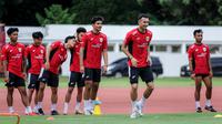 Ivar Jenner (kedua kanan) bersama sejumlah pemain Timnas Indonesia U-22 melakukan latihan perdana menjelang SEA Games 2025 di Stadion Madya, Kompleks Stadion Utama Gelora Bung Karno (SUGBK), Senayan, Jakarta, Selasa (11/11/2025). (Bola.com/Bagaskara Lazuardi)
