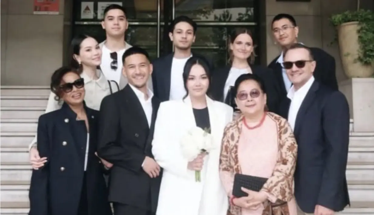 Pernikahan Alexandra dan Rhony digelar secara intim bersama keluarga saja. [Foto: Instagram/ Alyssa]