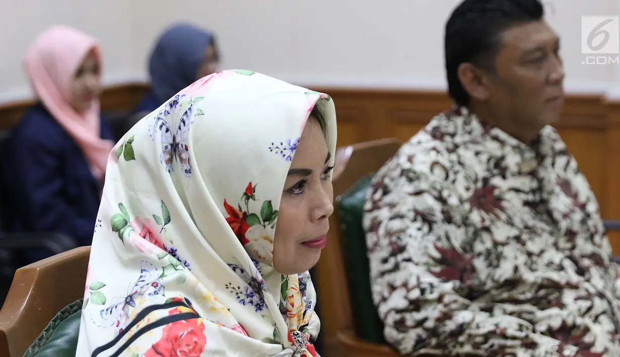 Istri gitaris Band Slank Abdee Negara, Anita Dewi Farida (kiri) menjalani sidang perceraian di PA Jakarta Selatan, Senin (9/7). Anita menghadirkan asisten rumah tangganya, Asih, sebagai seorang saksi. (Liputan6.com/Immanuel Antonius)