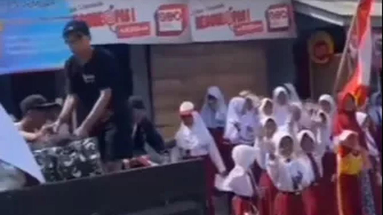 Diantar Warga