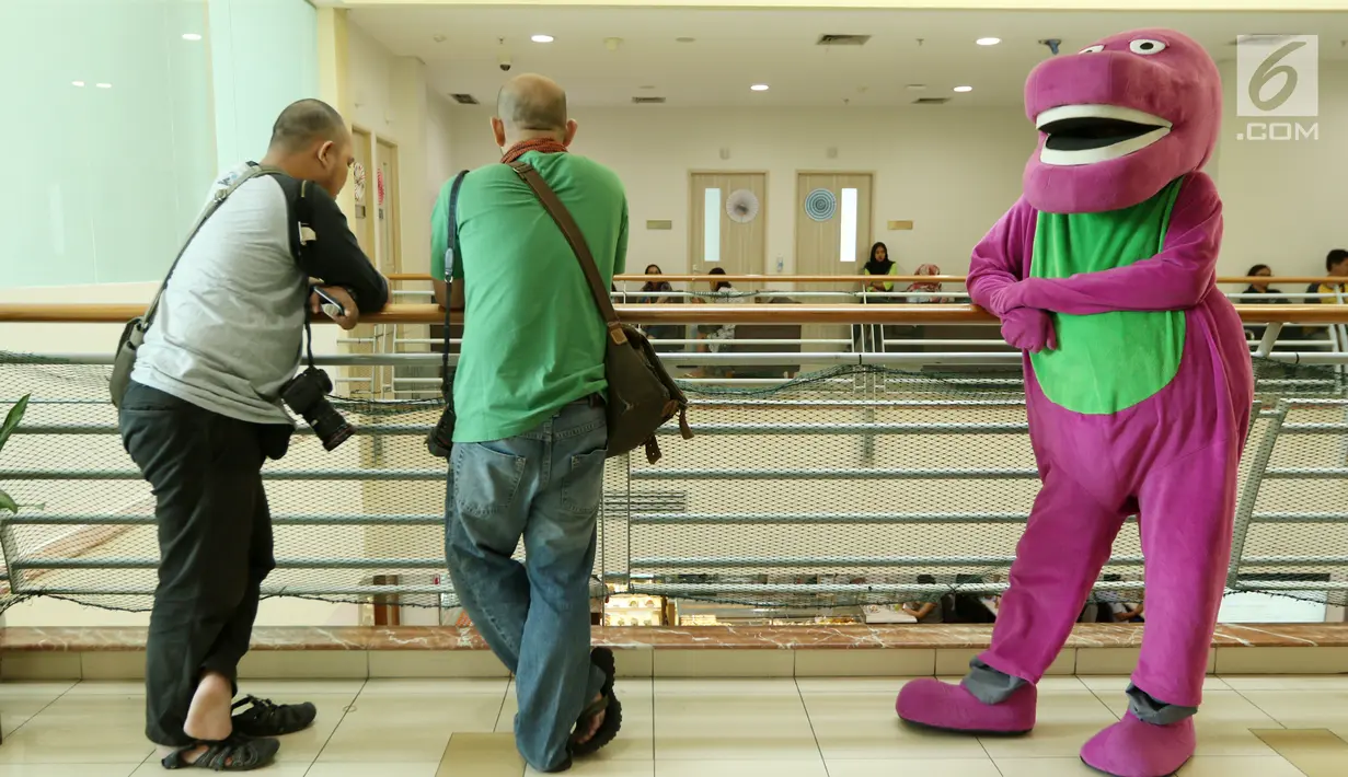 Karakter Boneka Barney sedang menunggu sebelum menghibur anak-anak jelang peringati Hari Anak Nasional yang jatuh pada 23 Juli 2017 di RS Siloam Asri, Jakarta, Sabtu (22/07). (Liputan6.com/Fery Pradolo)