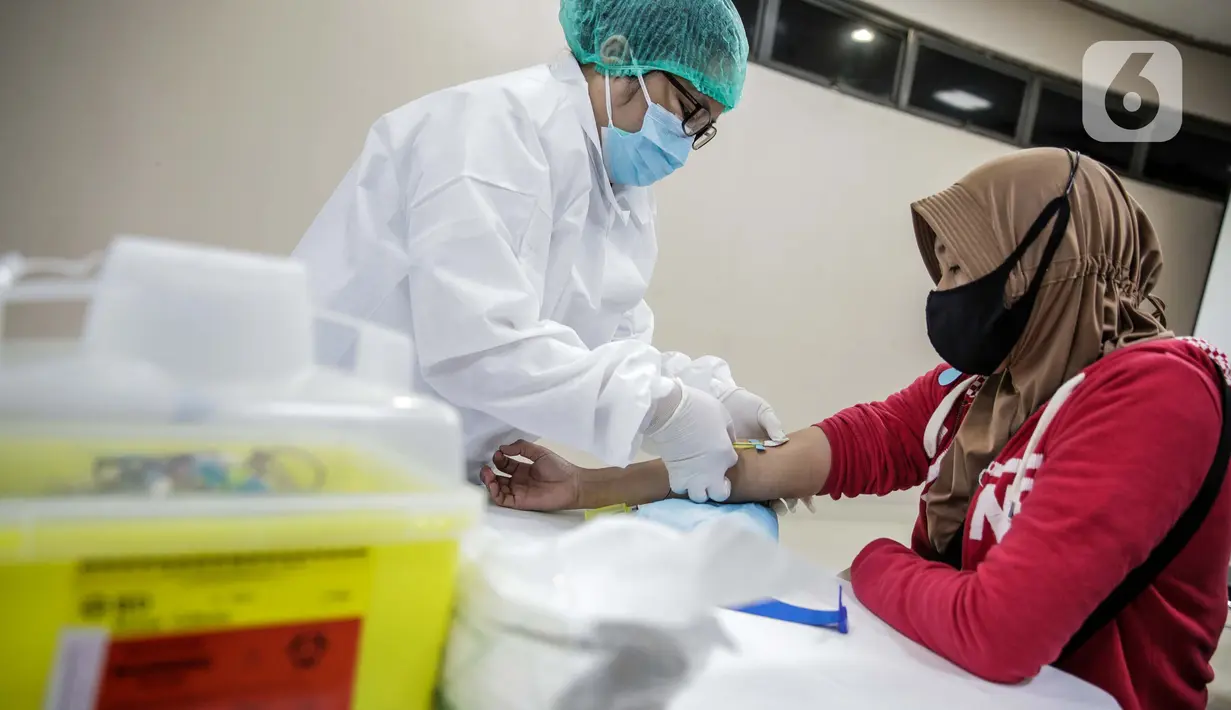 Petugas medis diperiksa dengan metode Tes serologi COVID-19 di RS Siloam, Jakarta, Selasa (11/8/2020). Tes serologi antibodi SARS-CoV-2 berbasis lab adalah tes untuk mendeteksi antibodi baik Imunoglobulin M (IgM) dan Imunoglobulin G (IgG) terhadap SARS-CoV-2 dalam darah. (Liputan6.com/Faizal Fanani)