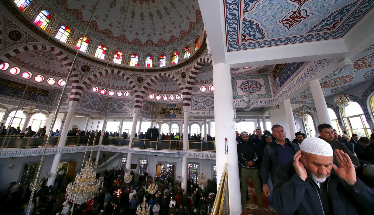 Jamaah Muslim Australia melakukan salat saat bulan suci Ramadan di Masjid Gallipoli yang terletak di pinggiran Auburn, Sydney, Australia, Jumat (10/7/2015). Gambar diambil tanggal 10 Juli 2015. (REUTERS/David Gray)