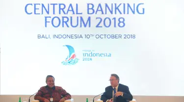 Gubernur BI Perry Warjiyo dan Gubernur Bank Sentral AS (Federal Reserve) Wilayah New York John C. Williams menjawab pertanyaan peserta dalam sesi Central Banking Forum 2018 pada IMF-WB Group 2018 di Bali, Rabu (10/10). (Liputan6.com/Angga Yuniar)