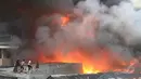 Kebakaran melanda Jati Bunder, Tanah Abang, Jakarta, Kamis (5/3/2015). Diperkirakan sekitar 200 rumah warga hangus terbakar.Petugas Damkar telah mengerahkan puluhan mobil untuk memadamkan si Jago Merah (Liputan6.com/Herman Zakharia)