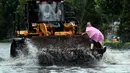  Sebuah ekskavator saat melewati banjir di Yuncheng, Provinsi Shanxi, China, (19/7). Curah hujan terberat yang mengguyur China selama beberapa hari terakhir telah mengakibatkan banjir merendam sejumlah daerah. (REUTERS/Stringer)