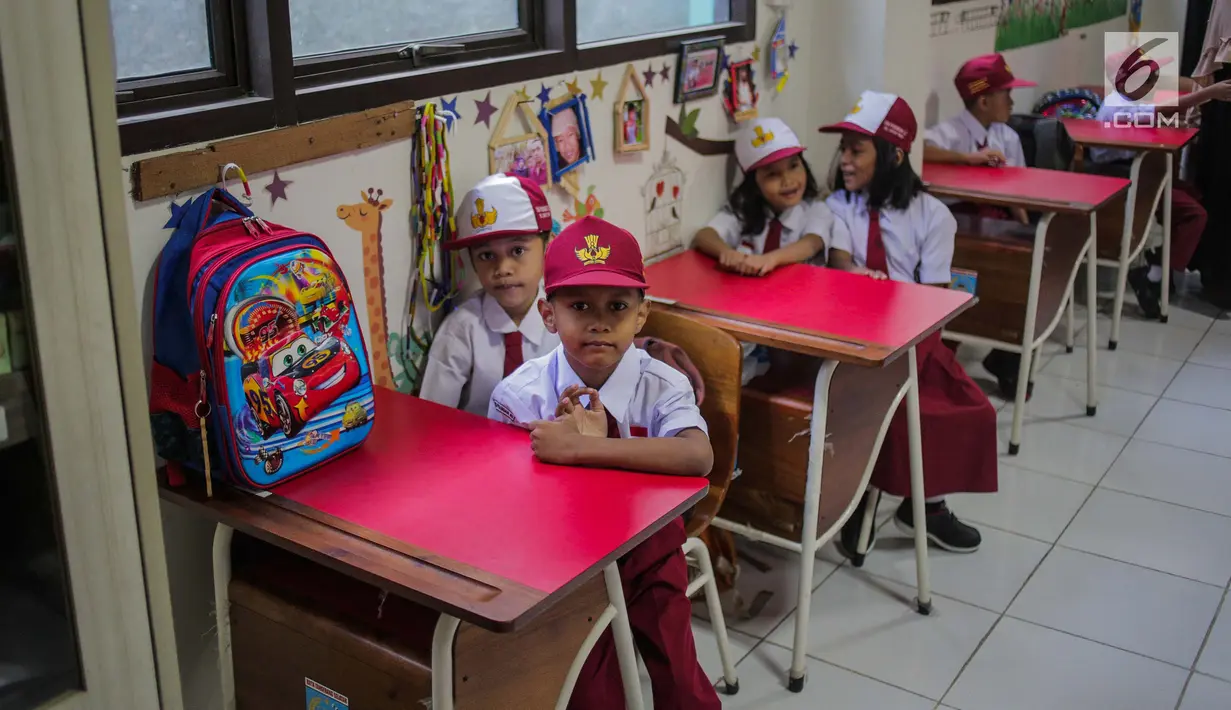 Murid baru bersiap mengikuti kegiatan hari pertama sekolah di SDN Pisangan 02, Ciputat, Tangerang Selatan, Senin (15/7/2019). Senin, 15 Juli 2019 merupakan hari pertama masuk sekolah tahun ajaran 2019/2020 usai libur panjang. (Liputan6.com/Faizal Fanani)