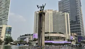 Spanduk Greenpeace di Patung Bundaran HI Diturunkan Petugas
