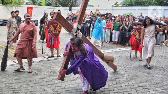 Memperingati Jumat Agung, Umat Katolik Gelar Teatrikal Tablo Jalan Salib