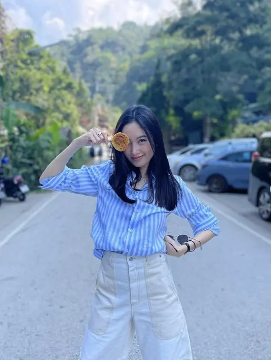 Bergaya kasual, kemeja bernuansa biru dan celana kargo jadi opsi sempurna untuk optimalkan gaya. [Foto: Instagram/ poydtreechada].