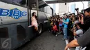 Model berpose disamping bus TransJakarta saat fotografer melakukan pemotretan di Jalan MH Thamrin, Jakarta, Minggu (19/7/2015). Momen Jakarta sepi akibat banyak yang mudik, dimanfaatkan fotografer untuk memotret model. (Liputan6.com/Johan Tallo)