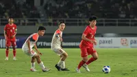 Pemain Timnas Indonesia U-16, Lucas Raphael Lee saat dibayangi pemain Filipina dalam lanjutan Grup A Piala AFF u-16 2024, Selasa (24/6/2024). (Bola.com/Radifa Arsa)