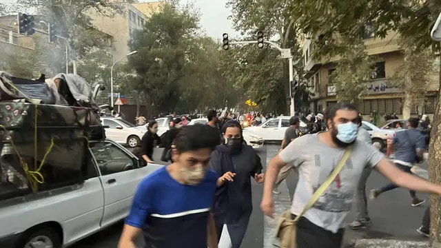 Mahsa Amini meninggal setelah ia ditangkap polisi akibat tidak pakai hijab dengan benar. Warga Iran pun demo.