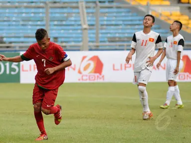 Timnas U-16 Indonesia sukses menumbangkan Vietnam 3-2 pada laga persahabatan di Stadion GBK Jakarta, (3/12/2014). (Liputan6.com/Helmi Fithriansyah)