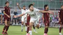 Pemain Timnas Indonesia Mitchell Baker melakukan selebrasi usai mencetak gol ke gawang Kamboja pada laga Grup A Piala AFF 2026 di Stadion Pakansari, Bogor, Senin (27/7/2026). Penyerang berusia 19 tahun itu mencetak hattrick pada laga debutnya bersama Skuad Garuda dan membawa Indonesia meraih kemenangan 5-1 atas Kamboja. (KLY/ Budy Santoso)