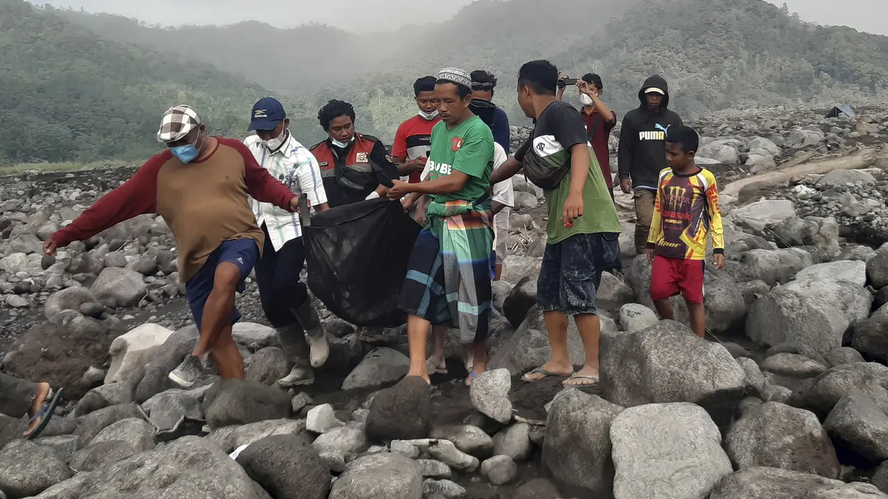 Perjuangan Tim Penyelamat Cari Korban Erupsi Gunung Semeru
