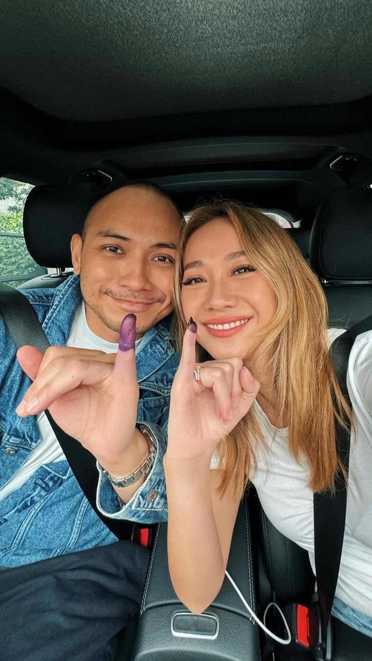 Pengantin baru Bunga Citra Lestari dan&nbsp;Tiko Pradipta membagikan pose jari bertinta.