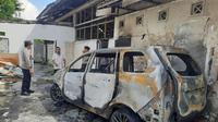 Mobil Toyota Avanza hitam tahun 2016 dengan nomor polisi DK 1388 HO milik korban yang ditemukan dalam keadaan hangus terbakar di wilayah hukum Polsek Denpasar Barat. (Liputan6.com/ Destarita Rahmawati)