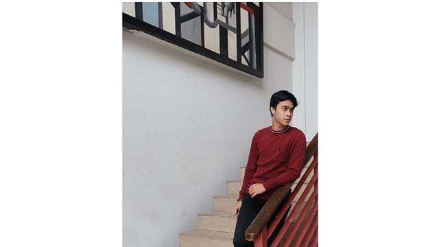 Penampilan aktor tampan ini sukses bikin pangling, Kevin terlihat semakin keren dan macho.