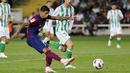 Pemain Barcelona, Joao Cancelo, mencetak gol ke gawang Real Betis pada laga Liga Spanyol di Estadi Olimpic Lluis Companys, Minggu (17/9/2023). Barca menang dengan skor 5-0. (AP Photo/Joan Monfort)