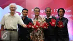 Budayawan, Franz Magnis Suseno, Koordinator ICW Adnan Topan Husodo, Plt Pimpinan KPK Johan Budi, Akademisi SaldiIsradan Musisi Berkah Gamulya berfoto bersama saat peringatan 17 tahun ICW di Jakarta, Selasa (4/8/2015). (Liputan6.com/Helmi Fithriansyah)