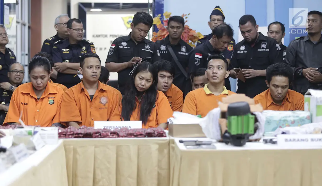 Tersangka kasus narkoba diperlihatkan saat rilis di Gedung Kantor Pos Pasar Baru, Jakarta, Senin (10/9). Sepanjang 2018, jaringan penyelundup berbagai jenis narkotika di wilayah Jabodetabek dan Banten berhasil diungkap. (Liputan6.com/Immanuel Antonius)