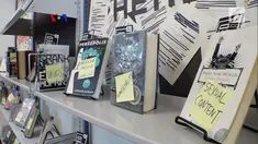 Dengan jaminan kebebasan berpendapat yang dilindungi Amandemen Pertama Konstitusi AS, ada sejumlah buku yang dilarang.